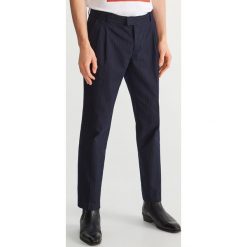Eleganckie spodnie Heroes - Granatowy. Niebieskie chinosy męskie marki Reserved, s. Za 199,99 zł.