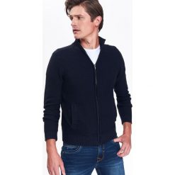 KARDIGAN MĘSKI ZE STRUKTURALNEJ DZIANINY ZE STÓJKĄ. Niebieskie kardigany damskie marki Top Secret, na zimę, xl, z dzianiny, eleganckie, ze stójką. W wyprzedaży za 39,99 zł.