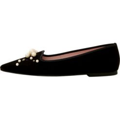 Pretty Ballerinas ANGELIS Półbuty wsuwane black. Czarne półbuty damskie marki Pretty Ballerinas, bez wzorów, ze skóry, bez obcasa, bez zapięcia. Za 789,00 zł.