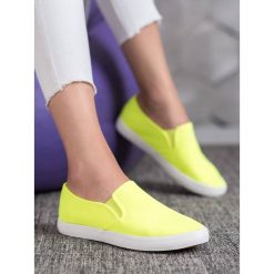 Klasyczne slipony. Trampki i tenisówki damskie BONA, bez wzorów, bez zapięcia. Za 29,90 zł.