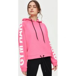 Bluzy rozpinane damskie: Bluza z napisami na rękawach - Różowy
