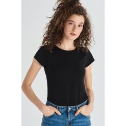 Bawełniany t-shirt basic - Czarny. Czarne t-shirty damskie Sinsay, s, bez wzorów, z bawełny, bez kołnierzyka. Za 9,99 zł.