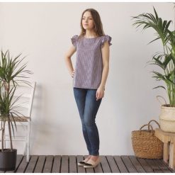 Bluzka w kratkę z falbanami. Bluzki damskie Pakamera, w kratkę, z falbankami, bez rękawów. Za 280,00 zł.