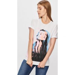 Only - T-shirt. Czarne bluzki damskie ONLY, s, z nadrukiem, z bawełny, bez kołnierzyka. Za 59,90 zł.