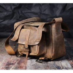 Torba skórzana unisex listonoszka. Czarne listonoszki damskie Pakamera, bez wzorów, na ramię, bez dodatków. Za 690,00 zł.