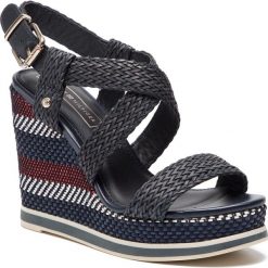 Espadryle TOMMY HILFIGER - Raffia Wedge Sandal FW0FW03942 Midnight 403. Niebieskie espadryle damskie TOMMY HILFIGER, bez wzorów, ze skóry ekologicznej, bez obcasa, na obcasie. W wyprzedaży za 329,00 zł.