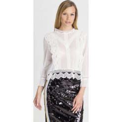 BLUZKA ZELDA GUESS. Białe bluzki damskie Guess, s, w koronkowe wzory, z koronki, z okrągłym kołnierzem, bez rękawów. Za 199,50 zł.