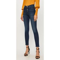 Guess Jeans - Jeansy 1981. Niebieskie jeansy damskie Guess Jeans, s, z aplikacjami, z elastanu, z podwyższonym stanem. Za 559,90 zł.