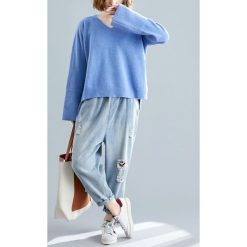 Sweter w kolorze jasnoniebieskim. Niebieskie swetry damskie Amato Rizzi, bez wzorów, ze splotem, z długim rękawem, długie, bez kaptura. W wyprzedaży za 139,95 zł.