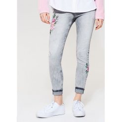 Rurki damskie: Jeansy high waist skinny z haftowaniem - Szary