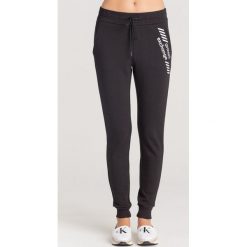 SPODNIE DRESOWE Armani Exchange. Czarne spodnie damskie xs, z dresówki. Za 225,00 zł.