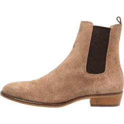 Shoe The Bear JOEL Botki sand. Brązowe botki męskie marki Shoe The Bear, z materiału. W wyprzedaży za 401,40 zł.