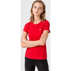 Calvin Klein Koszulka Czerwony. Czerwone koszulki damskie Calvin Klein, xs, bez wzorów, z bawełny, bez kołnierzyka, z krótkim rękawem. Za 154,95 zł.