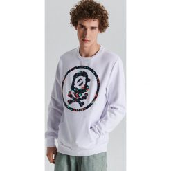 Bluza z logo Progress - Biały. Białe bluzy męskie Cropp, s, bez wzorów, bez kołnierzyka, bez rękawów, bez kaptura. Za 99,99 zł.