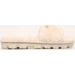 UGG - Kapcie Cozette. Różowe kapcie damskie Ugg, z wełny. W wyprzedaży za 269,90 zł.