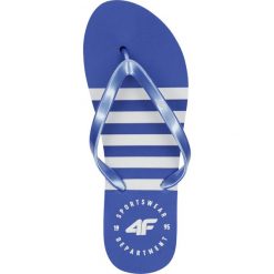 Japonki damskie KLD204 - kobalt. Niebieskie klapki damskie 4f, w paski, z gumy, bez obcasa. Za 39,99 zł.