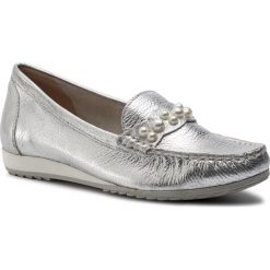 Mokasyny CAPRICE - 9-24208-22 Silver Deer 951. Szare mokasyny damskie Caprice, na co dzień, z aplikacjami, ze skóry, bez obcasa, na płaskiej podeszwie, bez zapięcia. W wyprzedaży za 239,00 zł.