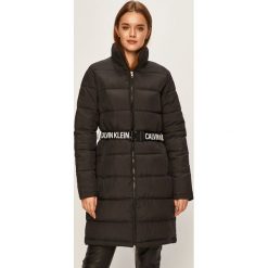 Calvin Klein Jeans - Kurtka. Czarne kurtki damskie Calvin Klein Jeans, s, w paski, z poliesteru, długie, bez kaptura. W wyprzedaży za 579,90 zł.