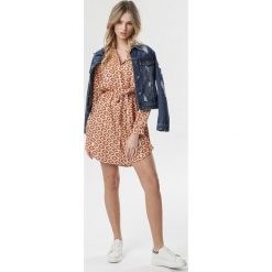 Łososiowa Sukienka Phebe. Różowe sukienki damskie Born2be, s, w paski, z tkaniny, eleganckie, z wykładanym kołnierzem, z długim rękawem, długie, mini, koszulowe. Za 79,99 zł.