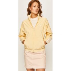 Adidas Originals - Kurtka. Żółte kurtki damskie adidas Originals, bez wzorów, z nylonu, krótkie, bez kaptura. W wyprzedaży za 159,90 zł.