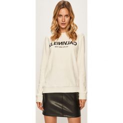 Calvin Klein - Bluza. Białe bluzy damskie Calvin Klein, s, z nadrukiem, z bawełny, bez rękawów, bez kaptura. W wyprzedaży za 429,90 zł.