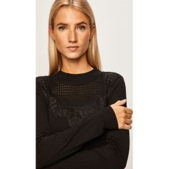 Guess Jeans - Sweter. Białe swetry damskie Guess Jeans, s, z aplikacjami, z poliesteru, bez rękawów, bez kaptura. W wyprzedaży za 259,90 zł.