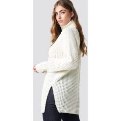 Rut&Circle Sweter z golfem Samira - White,Offwhite. Szare golfy damskie marki Vila, l, z dzianiny, z okrągłym kołnierzem. Za 161,95 zł.