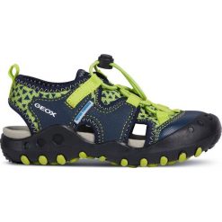 Geox sandały chłopięce Kyle 31 niebieskie. Niebieskie sandały chłopięce Geox, bez zapięcia. W wyprzedaży za 225,00 zł.
