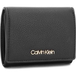 Portfele damskie: Mały Portfel Damski CALVIN KLEIN BLACK LABEL – Ck Candy Small Walle K60K604339 001