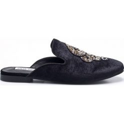 Steve Madden - Klapki. Czarne klapki damskie marki Steve Madden, z materiału, na płaskiej podeszwie. W wyprzedaży za 299,90 zł.