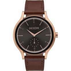 Zegarek kwarcowy "Sala Leather" w kolorze brązowo-różowozłotym. Pomarańczowe, analogowe zegarki damskie Nixon, ze stali. W wyprzedaży za 259,95 zł.