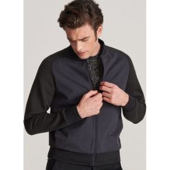 Bluza typu bomberka - Czarny. Czarne bluzy męskie Reserved, s, bez wzorów, bez kołnierzyka, bez rękawów, bez kaptura. Za 159,99 zł.