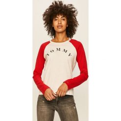 Tommy Hilfiger - Longsleeve. Szare bluzki damskie TOMMY HILFIGER, s, z nadrukiem, z bawełny, z okrągłym kołnierzem. Za 179,90 zł.