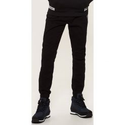 Materiałowe joggery - Czarny. Czarne joggery męskie marki House, l, z materiału. W wyprzedaży za 39,99 zł.