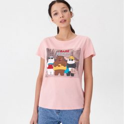 Koszulka z nadrukiem We Bare Bears - Różowy. Różowe koszulki damskie House, s, z nadrukiem, bez kołnierzyka, bez rękawów. Za 39,99 zł.