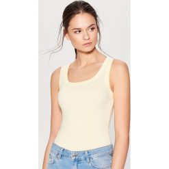 Gładki bawełniany top - Żółty. Żółte topy damskie Mohito, s, bez wzorów, z bawełny, bez kołnierzyka. Za 19,99 zł.