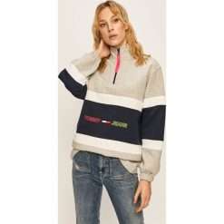 Tommy Jeans - Bluza. Szare bluzy damskie Tommy Jeans, s, z aplikacjami, z bawełny, z krótkim rękawem, krótkie, bez kaptura. Za 539,90 zł.