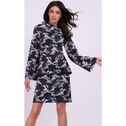 Sukienka w kolorze granatowym ze wzorem. Niebieskie sukienki damskie Jesienny butik, xs, bez wzorów, ze stójką, bez rękawów, mini, baskinki. W wyprzedaży za 129,95 zł.