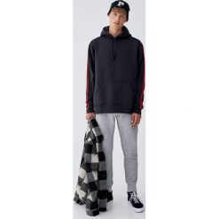 Spodnie jogging z tkaniny ottoman ze sznurkami. Niebieskie spodnie męskie marki Pull&Bear, m, bez wzorów, z dzianiny. Za 89,90 zł.