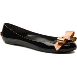 Baleriny TED BAKER - Dahlia 9-18471 Black. Czarne baleriny damskie Ted Baker, bez wzorów, z tworzywa sztucznego, klasyczne, bez obcasa, na płaskiej podeszwie. W wyprzedaży za 229,00 zł.