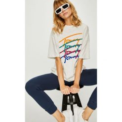 Tommy Jeans - Top. Szare topy damskie Tommy Jeans, l, z nadrukiem, z bawełny, z okrągłym kołnierzem. Za 179,90 zł.