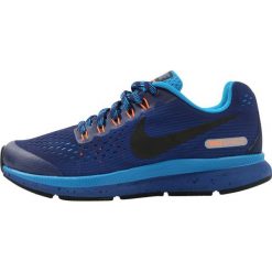 Nike Performance ZOOM PEGASUS 34 SHIELD Obuwie do biegania treningowe binary blue/black/gym blue/blue orbit. Niebieskie buty do biegania męskie marki Nike Performance, z materiału. W wyprzedaży za 299,25 zł.