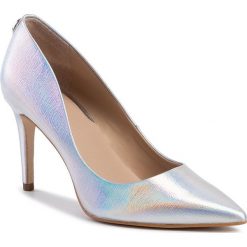 Szpilki GUESS - Bennie17 FL5BE7 LEL08 SILVER. Szare półbuty damskie Guess, z aplikacjami, ze skóry ekologicznej, bez obcasa, na obcasie, bez zapięcia. Za 549,00 zł.