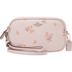 Coach CROSSBODY CLUTCH Kopertówka pink. Różowe kopertówki damskie marki Coach, bez wzorów, bez dodatków. Za 819,00 zł.