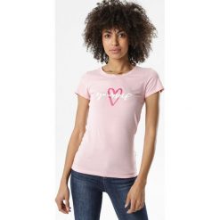 Jasnoróżowy T-shirt Nyshophia. Różowe bluzki damskie Born2be, na lato, s, z nadrukiem, z dzianiny, klasyczne, z okrągłym kołnierzem, z krótkim rękawem. Za 29,99 zł.