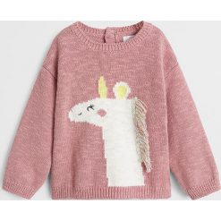 Mango Kids - Sweter dziecięcy Pony 80-104 cm. Różowe swetry dziewczęce Mango Kids, z aplikacjami, z bawełny, z okrągłym kołnierzem, bez rękawów, bez kaptura. Za 89,90 zł.