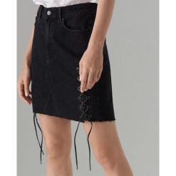 Jeansowa mini spódnica z wiązaniem - Czarny. Czarne spódniczki damskie Mohito, bez wzorów, z jeansu, mini. Za 119,99 zł.