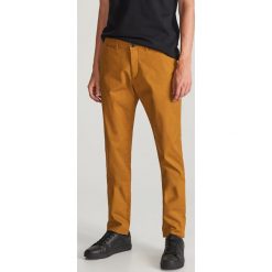Spodnie chino slim fit - Brązowy. Pomarańczowe spodnie męskie Reserved, m, bez wzorów. Za 129,99 zł.