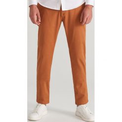 Bawełniane spodnie slim fit - Brązowy. Pomarańczowe spodnie męskie Reserved, m, bez wzorów, z bawełny. Za 149,99 zł.