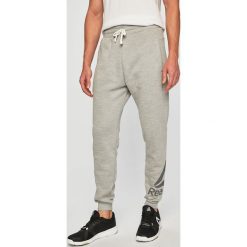 Reebok - Spodnie. Szare spodnie męskie Reebok, s, z nadrukiem, z elastanu, sportowe. W wyprzedaży za 159,90 zł.